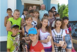Увеличить Экскурсия детей СОШ №18 в храм, встреча с настоятелем храма протоиереем А.Дашевским