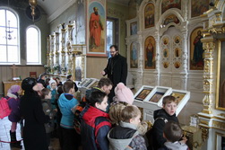 Увеличить Дети из СОШ №34 в храме, экскурсию проводит иерей Д. Зубан